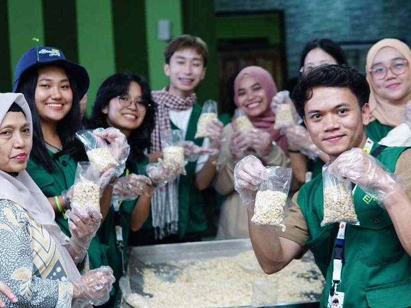 SOYGOO’s hands-on training with rural women on processing and upcycling soybean husks into saleable goods.